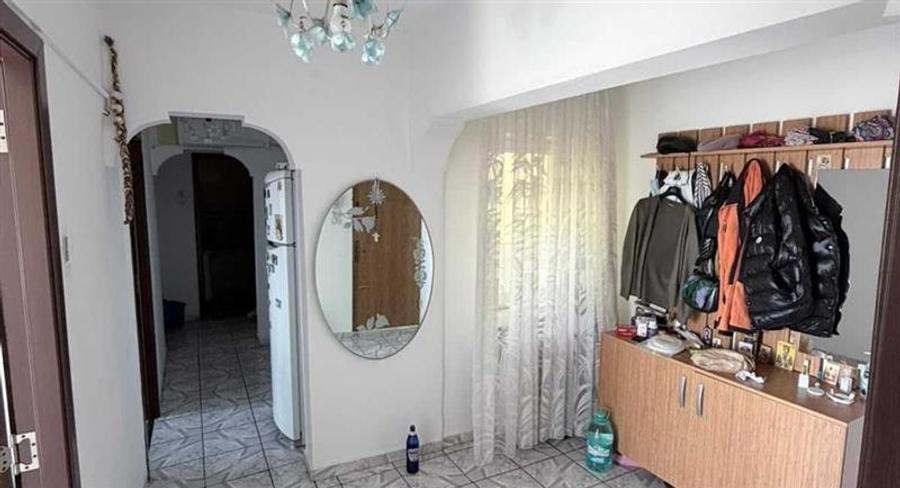 Apartament cu 3 camere decomandat în Tei
