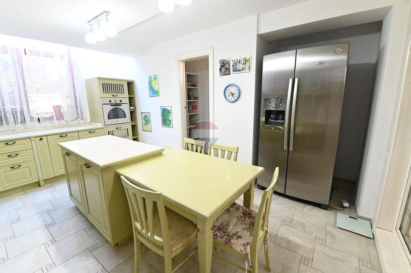 Casă individuală cu 10 camere cu Piscina în Bariera Vâlcii