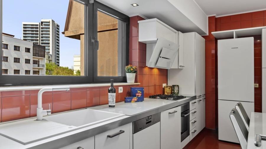 Apartament cu 3 camere semidecomandat, mobilat în Arcul de Triumf