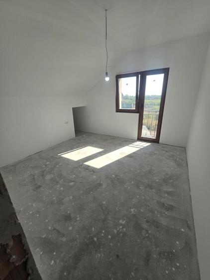 Duplex cu 4 camere cu Canalizare în Plopi
