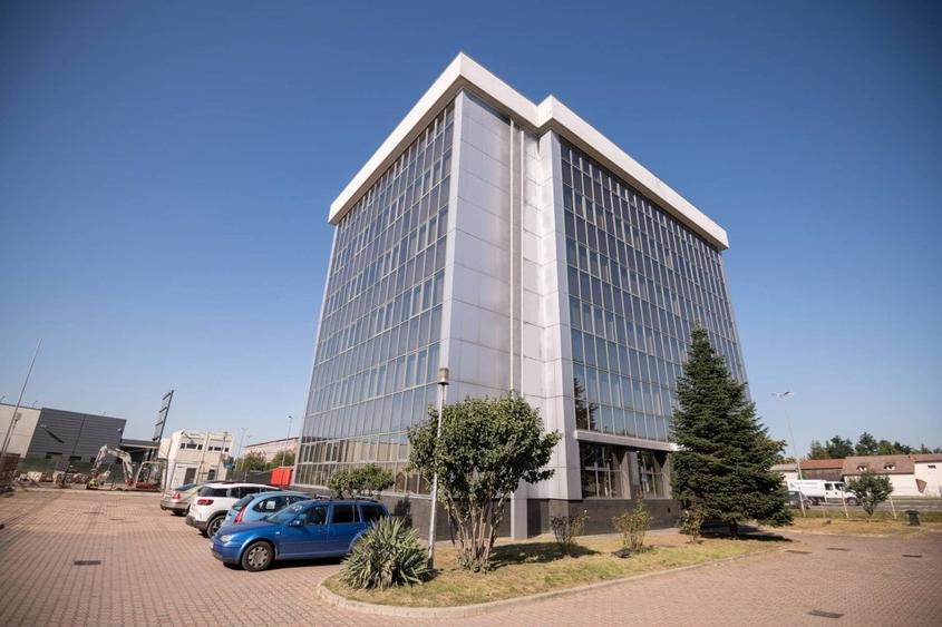 Birou, de 1,800 mp, în Central