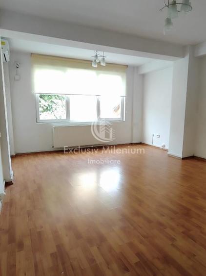 Casă individuală cu 10 camere cu Canalizare în Moșilor