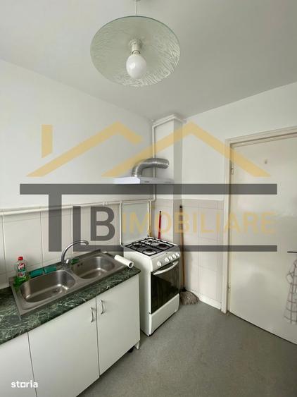 Apartament cu 3 camere semidecomandat în Central