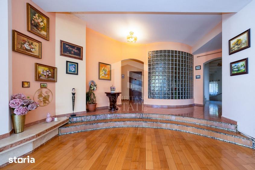 Casă cu 8 camere cu Teren 1553 Mp în Central