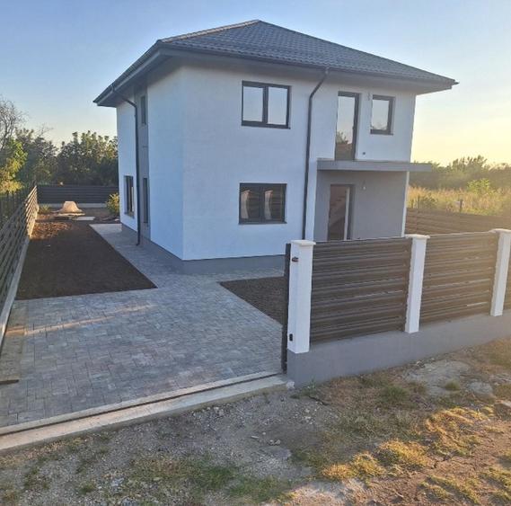 Casă individuală cu 5 camere cu Garaj în Central
