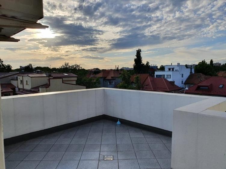 Casă individuală cu 7 camere cu Canalizare în Cotroceni