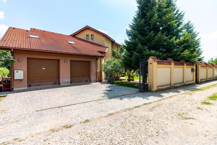 Casă individuală cu 7 camere cu Teren 3249 Mp în Central