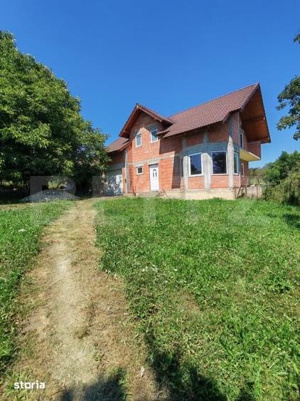 Casă cu 5 camere cu Teren 4000 Mp în Teaca