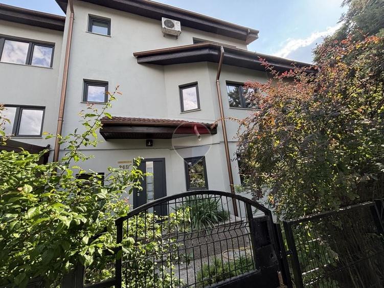 Duplex cu 6 camere cu Teren 350 Mp în Central