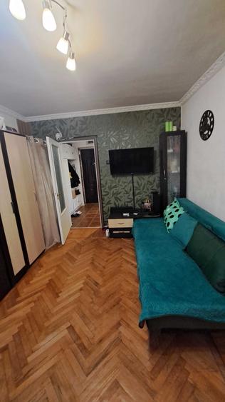 Apartament cu 3 camere semidecomandat în Centrul Vechi