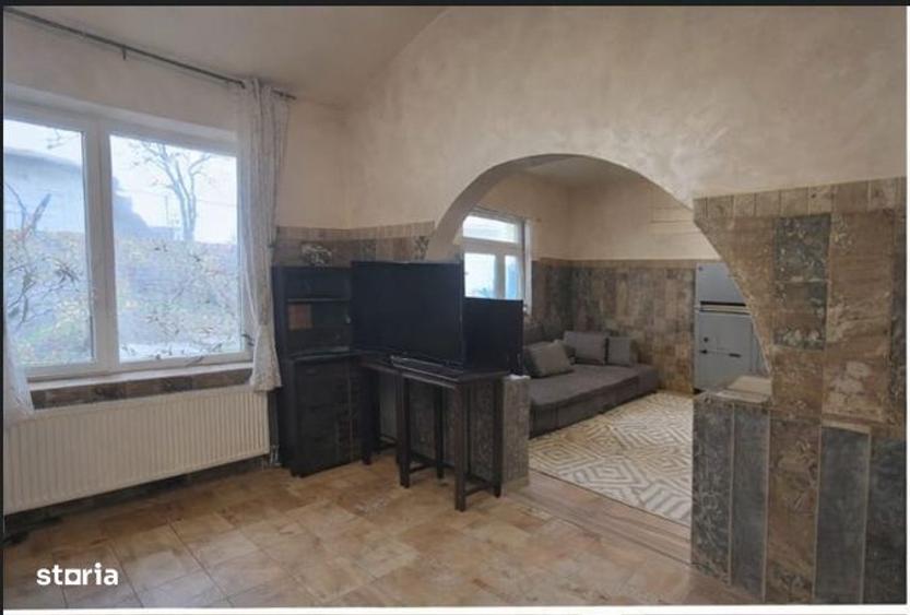 Casă cu 4 camere semidecomandat în Central