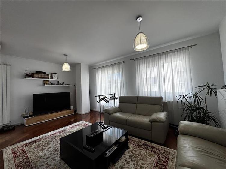 Apartament cu 3 camere semidecomandat în Borhanci