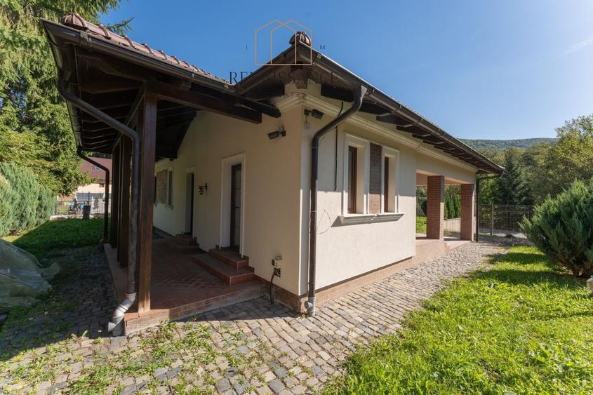 Casă cu 4 camere cu Canalizare în Poiana Mărului