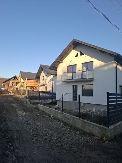 Casă cu 4 camere în Ștefănești