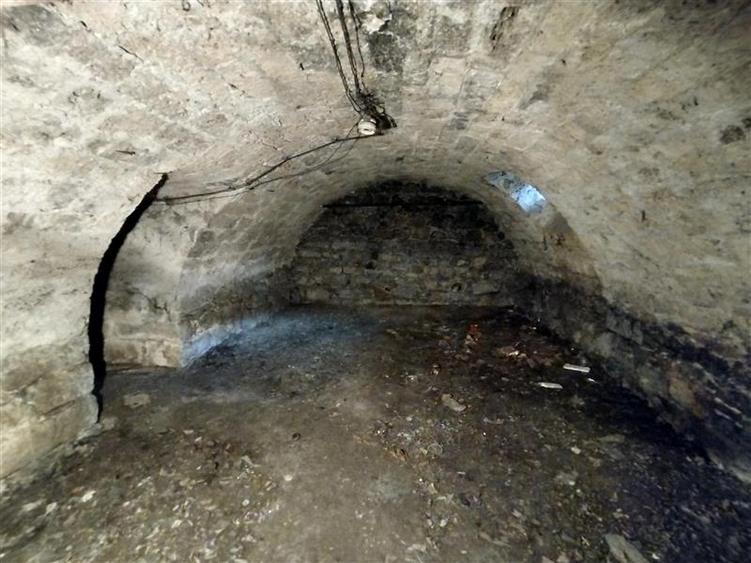 Casă individuală cu 8 camere cu Canalizare în Vest