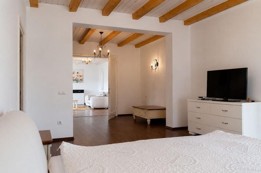 Apartament cu 5 camere decomandat, mobilat în Calea Dumbrăvii