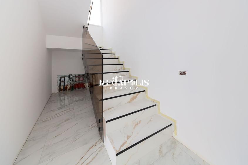 Duplex cu 4 camere cu Canalizare în Sânpetru