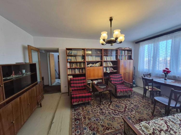 Apartament cu 3 camere semidecomandat în Colentina