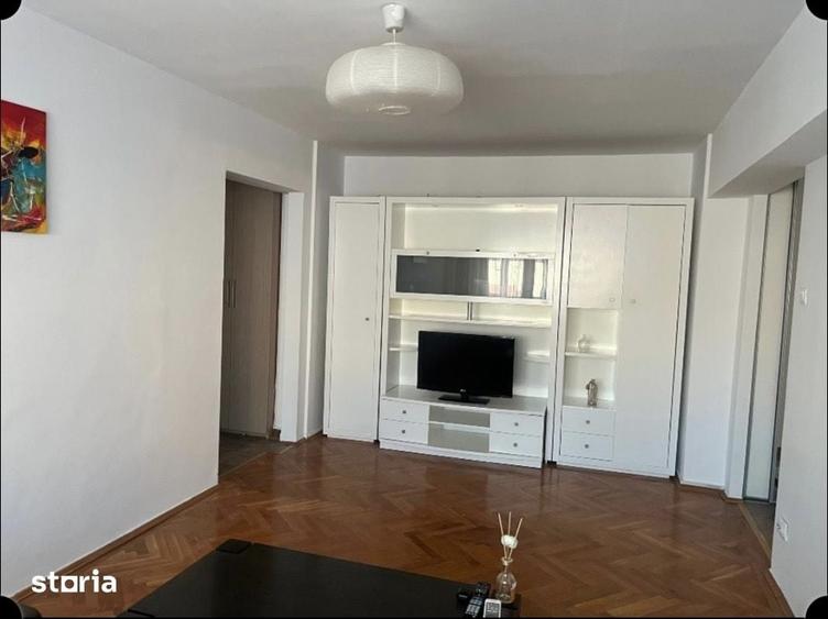 Apartament cu 3 camere semidecomandat în Dămăroaia