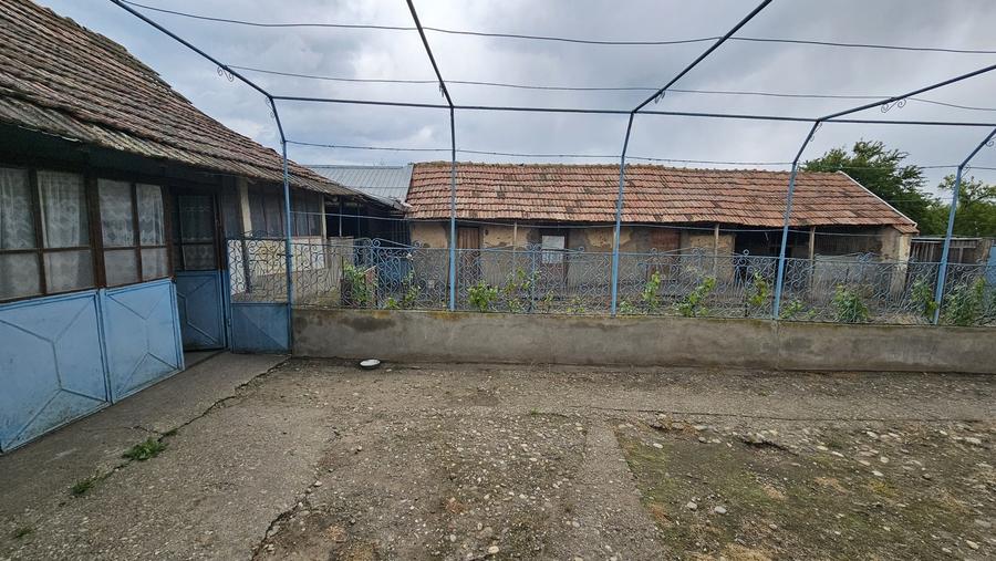 Casă cu 4 camere cu Teren 1500 Mp în Urzica