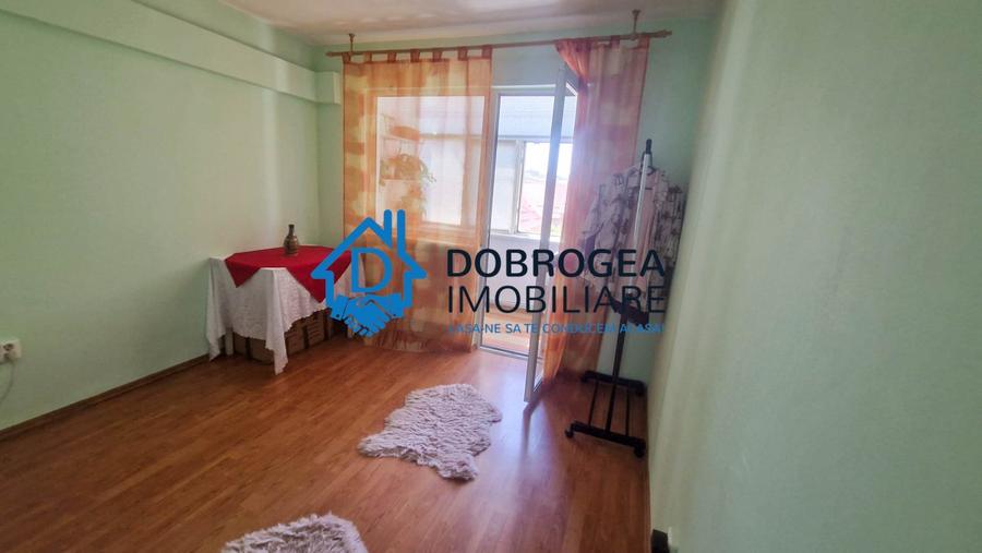 Apartament cu 3 camere semidecomandat, mobilat în Vest