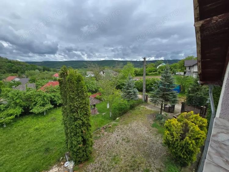 Casă cu Teren 1210 Mp în Mălureni