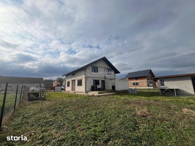 Casă cu 5 camere cu Teren 1414 Mp în Știuca