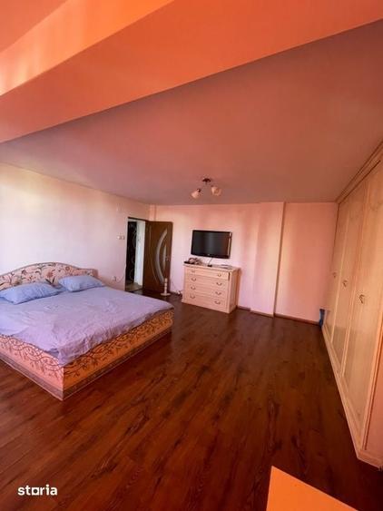 Apartament cu 3 camere semidecomandat în Craiovița Nouă