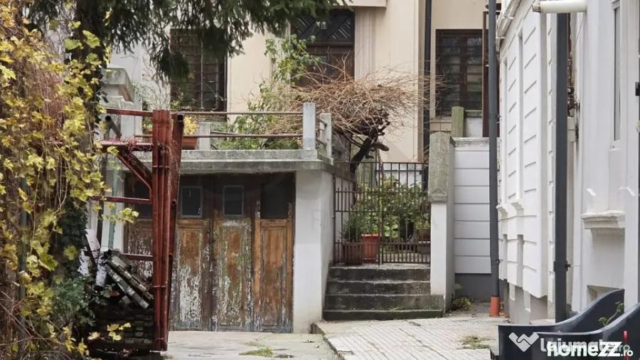 Casă cu 7 camere cu Teren 100 Mp în Dorobanți