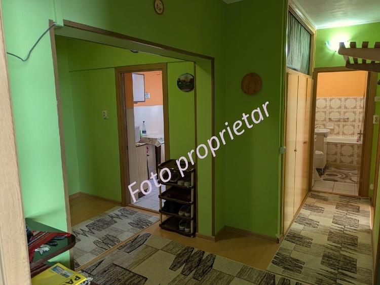 Apartament cu 3 camere semidecomandat în Simeria