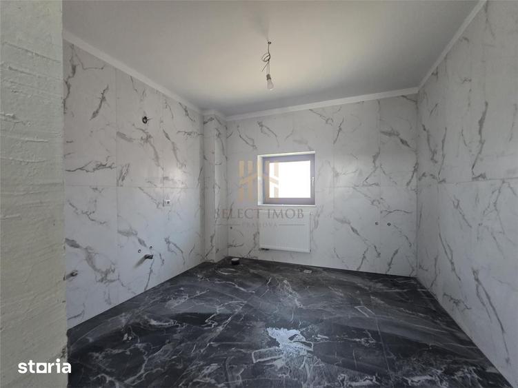 Casă cu 5 camere cu Teren 800 Mp în Plopu