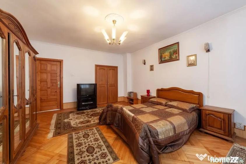 Casă cu 7 camere cu Teren 350 Mp în Central