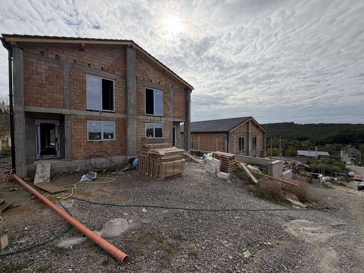 Casă cu 4 camere în Exterior Vest