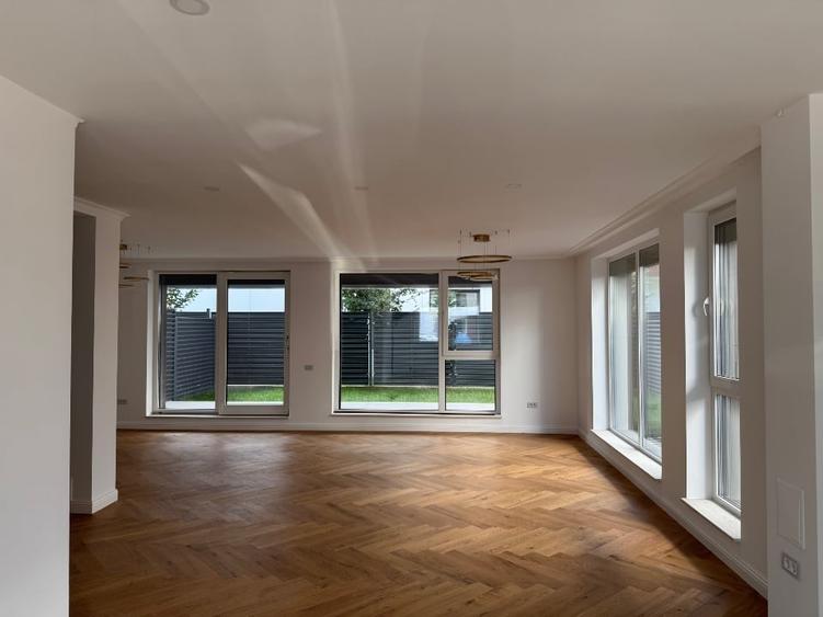 Duplex cu 5 camere cu Garaj în Central