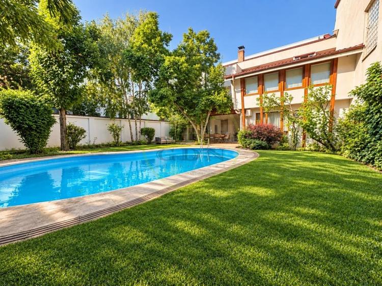 Casă individuală cu 12 camere cu Piscina în Aviației
