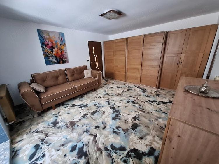 Apartament cu 3 camere semidecomandat în Central