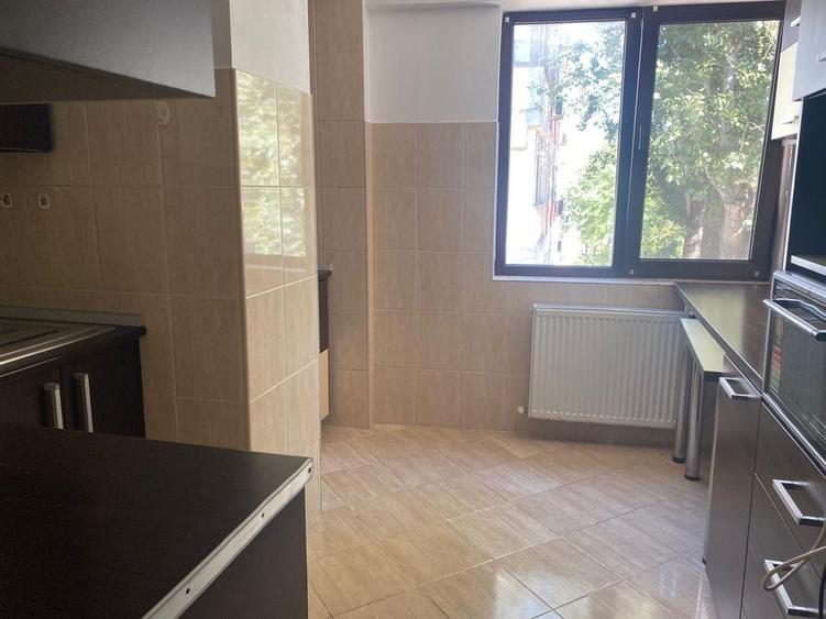 Apartament cu 3 camere decomandat în Exterior Vest