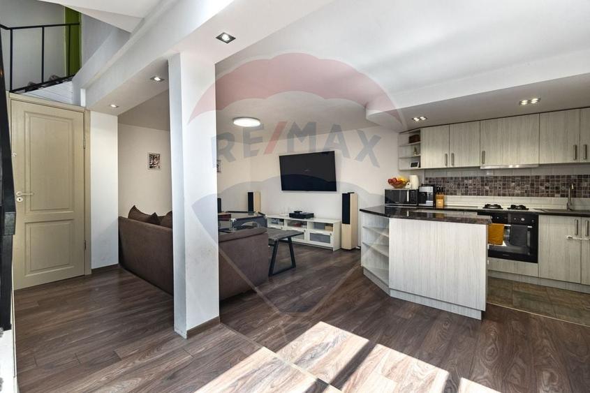 Apartament cu 3 camere nedecomandat, mobilat în Schei