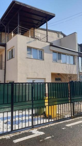 Duplex cu 6 camere cu Canalizare în Central