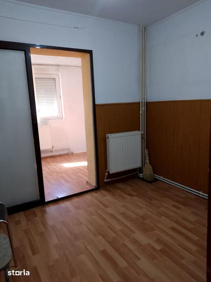 Apartament cu 2 camere decomandat în Calarași 4