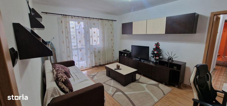 Apartament cu 3 camere semidecomandat, mobilat în Mihai Viteazul