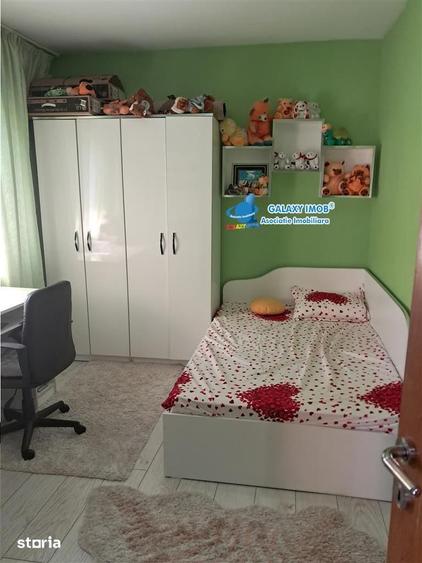 Apartament cu 3 camere decomandat, mobilat în Bradu