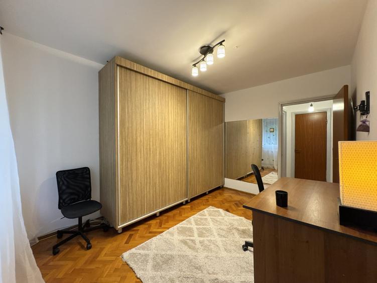 Apartament cu 3 camere decomandat, mobilat în Berceni