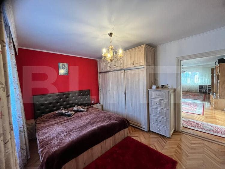 Casă individuală cu 8 camere cu Canalizare în Cetate