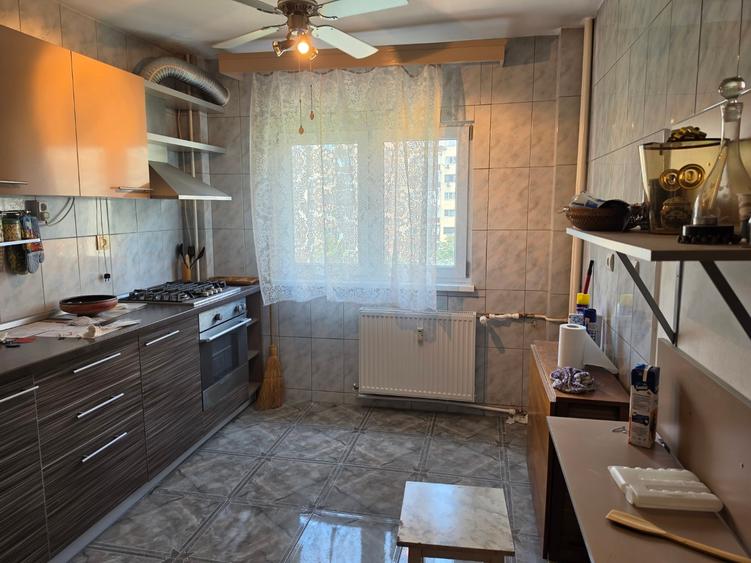 Apartament cu 3 camere decomandat în Tineretului