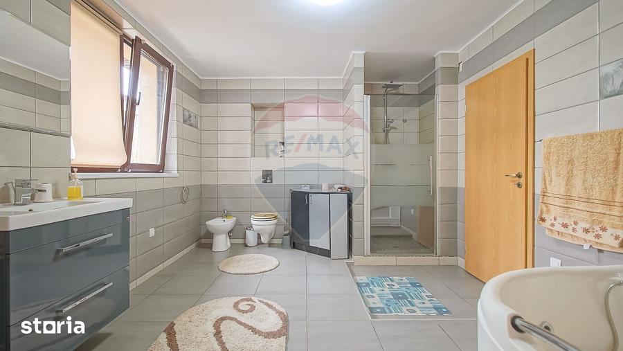 Casă cu 7 camere decomandat cu Teren 1167 Mp în Tractorul