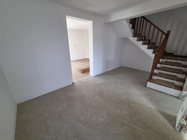 Duplex cu 4 camere cu Canalizare în Giroc