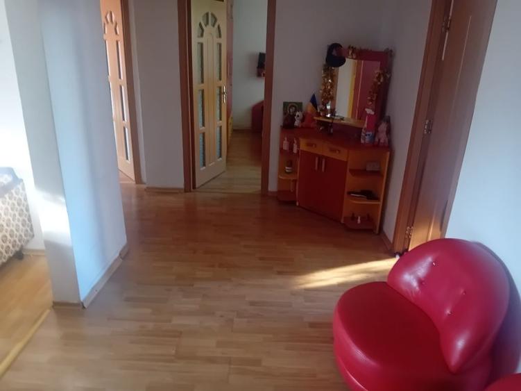 Apartament cu 3 camere decomandat în Mărăței