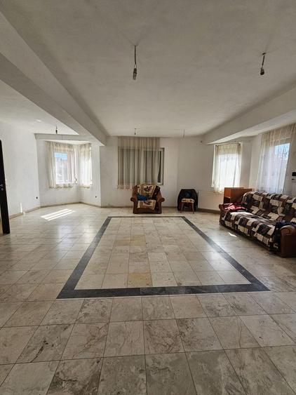 Casă individuală cu 5 camere cu Canalizare în Paleu