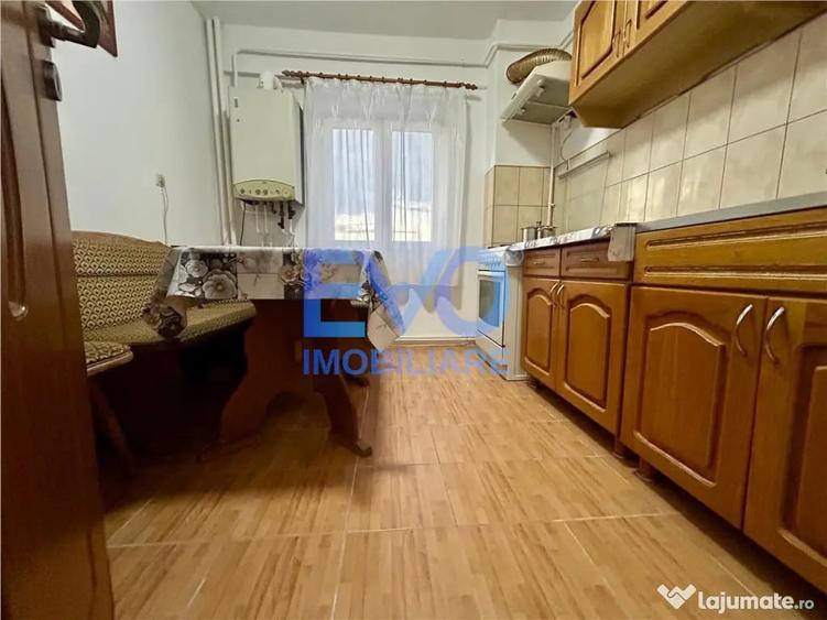 Apartament cu 3 camere decomandat în Mircea cel Bătrân